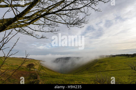 Brighton, Sussex, UK. 23 Nov, 2016. La brume et le brouillard cascades en bas des collines de démons digue le long de la South Downs au nord de Brighton ce matin, après le mauvais temps de ces derniers jours dans tout le Royaume-Uni Crédit : Simon Dack/Alamy Live News Banque D'Images