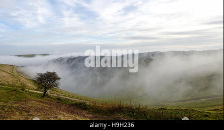 Brighton, Sussex, UK. 23 Nov, 2016. La brume et le brouillard cascades en bas des collines de démons digue le long de la South Downs au nord de Brighton ce matin, après le mauvais temps de ces derniers jours dans tout le Royaume-Uni Crédit : Simon Dack/Alamy Live News Banque D'Images