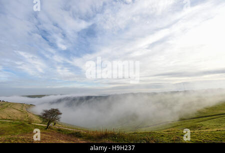 Brighton, Sussex, UK. 23 Nov, 2016. La brume et le brouillard cascades en bas des collines de démons digue le long de la South Downs au nord de Brighton ce matin, après le mauvais temps de ces derniers jours dans tout le Royaume-Uni Crédit : Simon Dack/Alamy Live News Banque D'Images