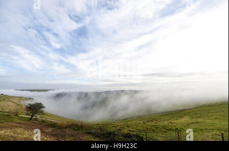 Brighton, Sussex, UK. 23 Nov, 2016. La brume et le brouillard cascades en bas des collines de démons digue le long de la South Downs au nord de Brighton ce matin, après le mauvais temps de ces derniers jours dans tout le Royaume-Uni Crédit : Simon Dack/Alamy Live News Banque D'Images