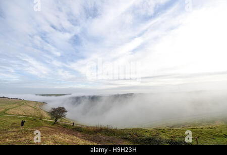 Brighton, Sussex, UK. 23 Nov, 2016. Tôt le matin, les marcheurs profiter de la brume et le brouillard cascadant des collines de démons digue le long de la South Downs au nord de Brighton après ces derniers jours de temps orageux dans tout le Royaume-Uni Crédit : Simon Dack/Alamy Live News Banque D'Images