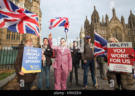 Westminster, London, UK. 23 Nov, 2016. Pro-Brexit partisans de protestation devant le Parlement, Westminster, Royaume-Uni Brexit les supporters affluent aujourd'hui au Parlement pour défendre la démocratie de l'Brexit Vote après 5 mois de la 23e juin Référendum de l'Union européenne à travers le Royaume-Uni. Crédit : Jeff Gilbert/Alamy Live News Banque D'Images