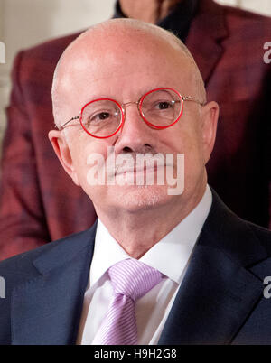 Washington DC, USA. 22 Nov, 2016. Eduardo Padrón, Président, Miami Dade College (MDC), regarde le président des États-Unis, Barack Obama fait allocution à l'occasion d'une cérémonie dans la East Room de la Maison Blanche à Washington, DC, où il est à présent la Médaille présidentielle de la liberté, la plus haute distinction civile du pays, le Mardi, Novembre 22, 2016. Credit : MediaPunch Inc/Alamy Live News Banque D'Images