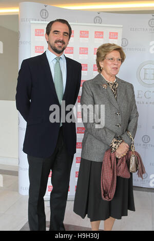 Athènes, Grèce. 23 Nov, 2016. Prince Nikolaos de Grèce avec sa mère la Reine Anne-Marie de Grèce d'assister au dîner. ELIZA Société pour la prévention de la cruauté envers les enfants est titulaire d'un dîner-bénéfice pour la maison de vacances de grâce à un hôtel du centre d'Athènes/Vafeiadakis Crédit : Aristidis ZUMA Wire/Alamy Live News Banque D'Images