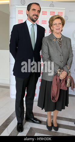 Athènes, Grèce. 23 Nov, 2016. Prince Nikolaos de Grèce avec sa mère la Reine Anne-Marie de Grèce d'assister au dîner. ELIZA Société pour la prévention de la cruauté envers les enfants est titulaire d'un dîner-bénéfice pour la maison de vacances de grâce à un hôtel du centre d'Athènes/Vafeiadakis Crédit : Aristidis ZUMA Wire/Alamy Live News Banque D'Images