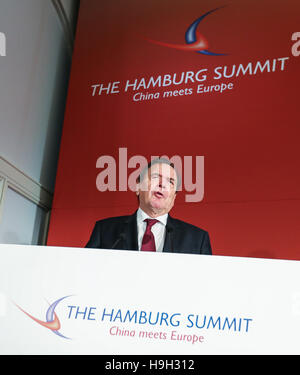 Hambourg, Allemagne. 23 Nov, 2016. L'ancien chancelier allemand Gerhard Schroeder prononce un discours lors de la cérémonie d'ouverture du 7e Sommet de Hambourg 'Chine' à la rencontre de l'Europe à Hambourg, Allemagne, le 23 novembre 2016. Le 7e Sommet de Hambourg 'Chine' a ouvert la rencontre de l'Europe ici mercredi, le dessin des hauts fonctionnaires, des entrepreneurs et des universitaires de la Chine et l'Union européenne (UE) pour discuter de questions clés sur les relations économiques Chine-europe. © Shan Yuqi/Xinhua/Alamy Live News Banque D'Images