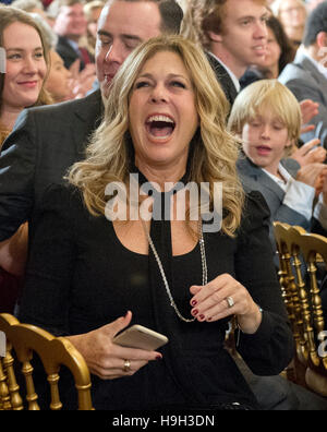 Washington, Us. 22 Nov, 2016. L'actrice Rita Wilson cheers que son mari, l'acteur et réalisateur Tom Hanks, arrive à accepter Médaille présidentielle de la liberté, la Nation·s, à partir de la plus haute distinction civile Le Président des États-Unis Barack Obama dans l'East Room de la Maison Blanche à Washington, DC Le 22 novembre 2016. Credit : Ron Sachs/CNP - AUCUN FIL SERVICE - Photo : États/dpa/Alamy Live News Banque D'Images