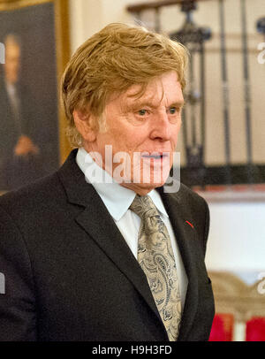 Washington, Us. 22 Nov, 2016. Acteur, réalisateur, producteur, homme d'affaires, et environnementaliste Robert Redford arrive à accepter Médaille présidentielle de la liberté, la Nation·s, à partir de la plus haute distinction civile Le Président des États-Unis Barack Obama dans l'East Room de la Maison Blanche à Washington, DC Le 22 novembre 2016. Credit : Ron Sachs/CNP - AUCUN FIL SERVICE - Photo : États/dpa/Alamy Live News Banque D'Images