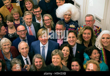 Amsterdam, Pays-Bas. 22 Nov, 2016. S.m. Le Roi Willem-Alexander visites COC Pays-Bas, le groupe d'intérêt pour les lesbiennes, gays, bisexuels et transgenres (LGBT), à Amsterdam, Pays-Bas, 22 novembre 2016. - - POINT DE VUE - PAS DE SERVICE DE FIL - Photo : Pre/Albert Ph.Van der Werf/RoyalPress/dpa/Alamy Live News Banque D'Images