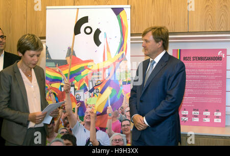 Amsterdam, Pays-Bas. 22 Nov, 2016. S.m. Le Roi Willem-Alexander visites COC Pays-Bas, le groupe d'intérêt pour les lesbiennes, gays, bisexuels et transgenres (LGBT), à Amsterdam, Pays-Bas, 22 novembre 2016. - - POINT DE VUE - PAS DE SERVICE DE FIL - Photo : Pre/Albert Ph.Van der Werf/RoyalPress/dpa/Alamy Live News Banque D'Images