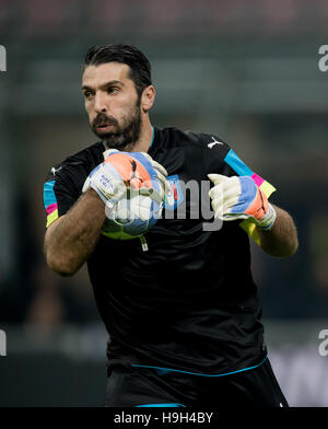 Milan, Italie. 15 Nov, 2016. Gardien de l'Italie au cours de Gianluigi Buffon le soccer international match amical entre l'Italie et l'Allemagne à Milan, Italie, 15 novembre 2016. - Pas de service de fil - Photo : Thomas Eisenhuth/dpa-Zentralbild/ZB/dpa/Alamy Live News Banque D'Images