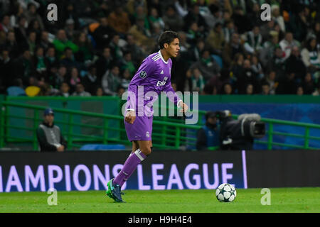 Lisbonne, Portugal. 22 novembre, 2016. SPORTING-REAL MADRID - Varane en action lors d'un match de football de la Ligue des Champions entre le Real Madrid et sportifs, à Lisbonne, Portugal. Photo : Bruno de Carvalho/ImagesPic imagespic : Crédit/Alamy Live News Banque D'Images