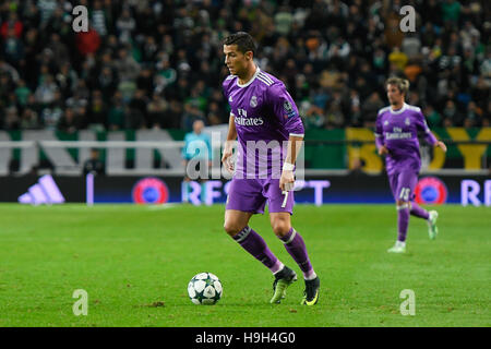 Lisbonne, Portugal. 22 novembre, 2016. SPORTING-REAL MADRID - Ronaldo en action lors d'un match de football de la Ligue des Champions entre le Real Madrid et sportifs, à Lisbonne, Portugal. Photo : Bruno de Carvalho/ImagesPic imagespic : Crédit/Alamy Live News Banque D'Images