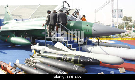 Vues d'idées-2016 exposition organisée à Karachi Expo Centre le mercredi, Novembre 23, 2016. Plusieurs protocoles d'entente (PE) ont été signés sur le premier et deuxième jour en cours de la neuvième exposition internationale en matière de défense et de séminaire (idées) 2016 qui aura lieu à l'Expo Center à Karachi. Banque D'Images