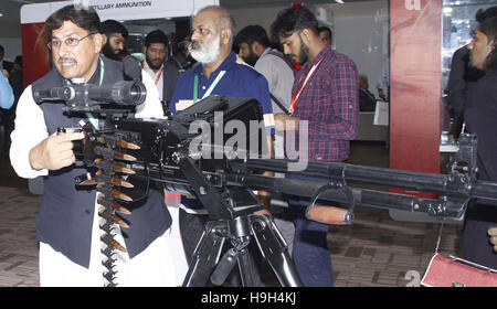 Vues d'idées-2016 exposition organisée à Karachi Expo Centre le mercredi, Novembre 23, 2016. Plusieurs protocoles d'entente (PE) ont été signés sur le premier et deuxième jour en cours de la neuvième exposition internationale en matière de défense et de séminaire (idées) 2016 qui aura lieu à l'Expo Center à Karachi. Banque D'Images