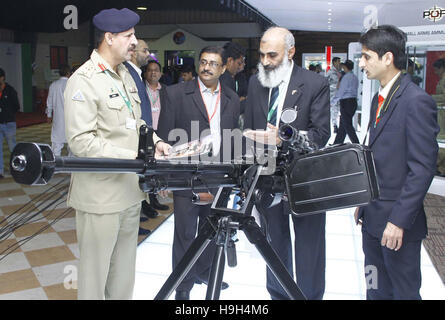 Vues d'idées-2016 exposition organisée à Karachi Expo Centre le mercredi, Novembre 23, 2016. Plusieurs protocoles d'entente (PE) ont été signés sur le premier et deuxième jour en cours de la neuvième exposition internationale en matière de défense et de séminaire (idées) 2016 qui aura lieu à l'Expo Center à Karachi. Banque D'Images