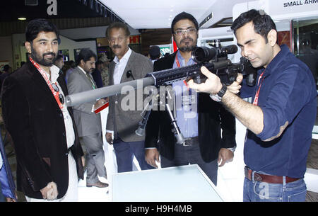 Vues d'idées-2016 exposition organisée à Karachi Expo Centre le mercredi, Novembre 23, 2016. Plusieurs protocoles d'entente (PE) ont été signés sur le premier et deuxième jour en cours de la neuvième exposition internationale en matière de défense et de séminaire (idées) 2016 qui aura lieu à l'Expo Center à Karachi. Banque D'Images