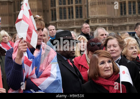 Londres, Royaume-Uni. 23 novembre 2016. Brexit Pro de protestation devant la Chambre des communes de Londres, demandant au premier ministre Theresa peut déclencher l'article 50. Credit : claire doherty/Alamy Live News Banque D'Images