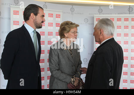 Athènes, Grèce. 23 Nov, 2016. Prince Nikolaos de Grèce(L) avec sa mère la Reine Anne-Marie et Prince Michael de la Grèce d'assister au dîner. ELIZA Société pour la prévention de la cruauté envers les enfants est titulaire d'un dîner-bénéfice pour la maison de vacances de grâce à un hôtel du centre d'Athènes © Vafeiadakis Aristidis/ZUMA/Alamy Fil Live News Banque D'Images