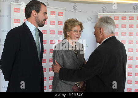 Athènes, Grèce. 23 Nov, 2016. Prince Nikolaos de Grèce(L) avec sa mère la Reine Anne-Marie et Prince Michael de la Grèce d'assister au dîner. ELIZA Société pour la prévention de la cruauté envers les enfants est titulaire d'un dîner-bénéfice pour la maison de vacances de grâce à un hôtel du centre d'Athènes © Vafeiadakis Aristidis/ZUMA/Alamy Fil Live News Banque D'Images