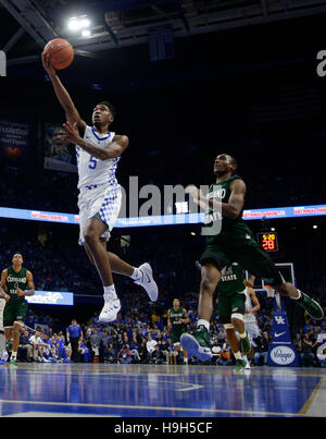 Lexington, Kentucky, USA. Feb 23, 2016. Kentucky Wildcats guard Malik Monk (5) floast à l'intérieur pour deux sur la pause au Kentucky joué Cleveland State le mercredi 23 novembre 2016 à Lexington, KY. © Lexington Herald-Leader/ZUMA/Alamy Fil Live News Banque D'Images