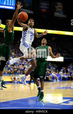 Lexington, Kentucky, USA. Feb 23, 2016. Kentucky Wildcats guard Malik Monk (5) flottait à l'intérieur pour deux sur la pause au Kentucky joué Cleveland State le mercredi 23 novembre 2016 à Lexington, KY. © Lexington Herald-Leader/ZUMA/Alamy Fil Live News Banque D'Images