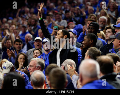 Lexington, Kentucky, USA. Feb 23, 2016. Ex UK grand Tayshaun Prince, a fait un signe de la foule au Kentucky défait Cleveland State 101-70 le mercredi 23 novembre 2016 à Lexington, KY. © Lexington Herald-Leader/ZUMA/Alamy Fil Live News Banque D'Images