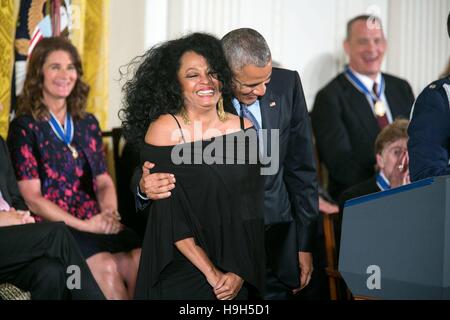 Washington, États-Unis d'Amérique. 22 Nov, 2016. Le président Barack Obama présente la Médaille présidentielle de la liberté de Diana Ross au cours d'une cérémonie dans la East Room de la Maison Blanche le 22 novembre 2016 à Washington, DC. Credit : Planetpix/Alamy Live News Banque D'Images