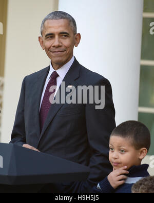 Washington DC, USA. 23 novembre, 2016. Le président des États-Unis, Barack Obama, de gauche, rejoint par son neveu Austin Robinson, 6, fait les commentaires comme il le pardon national 2016 Dinde de Thanksgiving, Tater, et son alternative Tot, lors d'une cérémonie dans la roseraie de la Maison Blanche à Washington, DC. C'est le 69e anniversaire de cette tradition a commencé en 1947 par le Président Harry S. Truman. Credit : MediaPunch Inc/Alamy Live News Banque D'Images