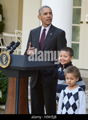 Washington DC, USA. 23 novembre, 2016. Le président des États-Unis, Barack Obama, de gauche, rejoint par neveux Austin Robinson, 6, centre, et Aaron Robinson, 4, droite, réhabilitations la nationale 2016 Dinde de Thanksgiving, Tater, et son alternative Tot, lors d'une cérémonie dans la roseraie de la Maison Blanche à Washington, DC. C'est le 69e anniversaire de cette tradition a commencé en 1947 par le Président Harry S. Truman. Credit : MediaPunch Inc/Alamy Live News Banque D'Images