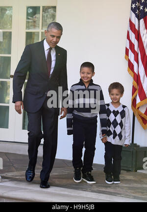 Washington DC, USA. 23 novembre, 2016. Le président des États-Unis, Barack Obama, de gauche, rejoint par neveux Austin Robinson, 6, centre, et Aaron Robinson, 4, droite, arrive dans le jardin de roses pour le pardon national 2016 Dinde de Thanksgiving, Tater, et son alternative tot, au cours d'une cérémonie à la Maison Blanche à Washington, DC. C'est le 69e anniversaire de cette tradition a commencé en 1947 par le Président Harry S. Truman. Credit : MediaPunch Inc/Alamy Live News Banque D'Images