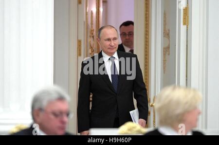 Moscou, Russie. 23 Nov, 2016. Le président russe Vladimir Poutine arrive à tenir le Conseil présidentiel sur la science et de l'éducation réunion au Kremlin, le 23 novembre 2016 à Moscou, Russie. Credit : Planetpix/Alamy Live News Banque D'Images