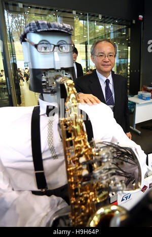 Tokyo, Japon. 23 Nov, 2016. L'Université Waseda son saxophoniste robot A-5, développé par le professeur Atsuo Takanishi (R) joue à l'Université Waseda à Tokyo le mercredi, Novembre 23, 2016. Le Japon et l'Italie a eu un atelier technique de deux jours sur la robotique interwining avec les arts visuels, la musique et le théâtre à son campus de Waseda. © Yoshio Tsunoda/AFLO/Alamy Live News Banque D'Images