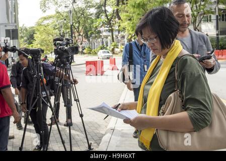 Kuala Lumpur, Malaisie. 20 Oct, 2016. Maria Chin Abdullah(60), présidente de la coalition des ONG de Malaisie et les groupes d'activistes connus sous le nom de Bersih, qui traduit aussi propre dans les Malais, parle avec les journalistes à Kuala Lumpur le 20 octobre, 2016. Chin a été arrêté vendredi dernier (18 novembre), à la veille d'une gigantesque manifestation Bersih à Kuala Lumpur, la capitale de la Malaisie. Elle appelle elle-même une féministe et un activiste des droits de l'homme, a fait partie du mouvement des femmes de Malaisie pendant trois décennies. © Chris Jung/ZUMA/Alamy Fil Live News Banque D'Images