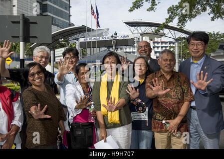 Kuala Lumpur, Malaisie. 20 Oct, 2016. Maria Chin Abdullah(60, R), les groupes de militants d'ONG malaisienne poser pour photos au siège de la police de Kuala Lumpur, 20 octobre 2016. Chin a été arrêté vendredi dernier (18 novembre), à la veille d'une gigantesque manifestation Bersih à Kuala Lumpur, la capitale de la Malaisie. Elle appelle elle-même une féministe et un activiste des droits de l'homme, a fait partie du mouvement des femmes de Malaisie pendant trois décennies. © Chris Jung/ZUMA/Alamy Fil Live News Banque D'Images