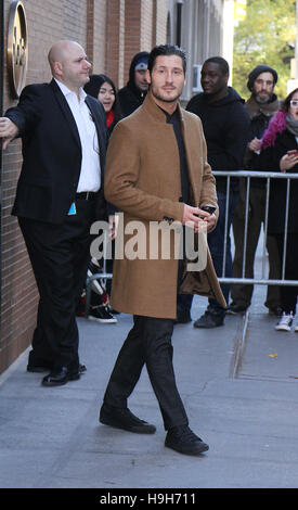 New York, USA. 23 Nov, 2016. Valentin Chmerkovskiy gagnant de danse avec les Stars 2016 à la vue de la ville de New York.23 Novembre 2016. Credit : MediaPunch Inc/Alamy Live News Banque D'Images
