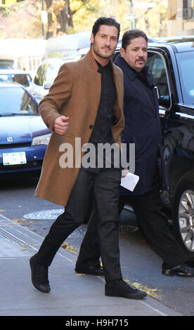 New York, USA. 23 Nov, 2016. Valentin Chmerkovskiy gagnant de danse avec les Stars 2016 à la vue de la ville de New York.23 Novembre 2016. Credit : MediaPunch Inc/Alamy Live News Banque D'Images