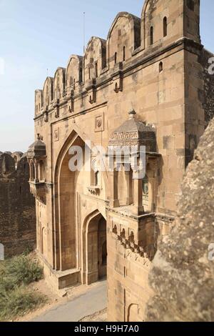 (161124) -- ISLAMABAD, 24 novembre (Xinhua) -- Photo prise le 23 novembre 2016 montre la porte de Sohail Fort de Rohtas dans Jiddah city dans la province du Pendjab, au Pakistan. En 1541, après Sher Shah Suri, le fondateur de l'Empire, défait l'empereur moghol Humayun, il a construit un complexe fortifié à forte dans la zone de Rohtas Jhelum. Comme la région n'a jamais été pris par l'orage, le fort a conservé intact jusqu'à nos jours. Les fortifications principales sont constituées de murs massifs s'étendant sur plus de 4 km et ils comportent des bastions et percée de portes monumentales. L'UNESCO figurant Fort de Rohtas comme une culture mondiale h Banque D'Images