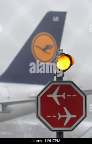 Munich, Allemagne. 24 Nov, 2016. Un panneau d'arrêt peut être vu à l'avant d'un avion de la Lufthansa dans l'aire de manœuvre à l'aéroport de Munich, Allemagne, 24 novembre 2016. De nombreux avions ont été annulés à Munich le deuxième jour de la grève des pilotes de Lufthansa. Photo : Stefan Udry/dpa/Alamy Live News Banque D'Images