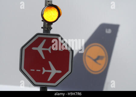 Munich, Allemagne. 24 Nov, 2016. Un panneau d'arrêt peut être vu à l'avant d'un avion de la Lufthansa dans l'aire de manœuvre à l'aéroport de Munich, Allemagne, 24 novembre 2016. De nombreux avions ont été annulés à Munich le deuxième jour de la grève des pilotes de Lufthansa. Photo : Stefan Udry/dpa/Alamy Live News Banque D'Images