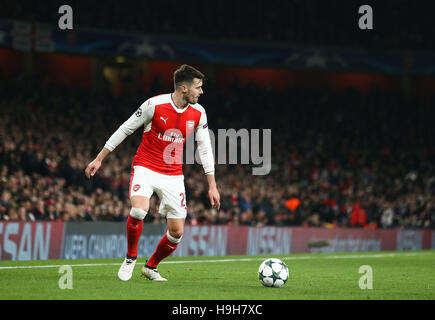 L'Emirates Stadium, Londres, Royaume-Uni. 23 Nov 2016. Carl Jenkinson d'Arsenal durant le match de la Ligue des Champions entre Arsenal et Paris Saint-Germain à l'Emirates Stadium de Londres. Le 23 novembre 2016. Des photos au téléobjectif : Crédit / Alamy Live News Banque D'Images