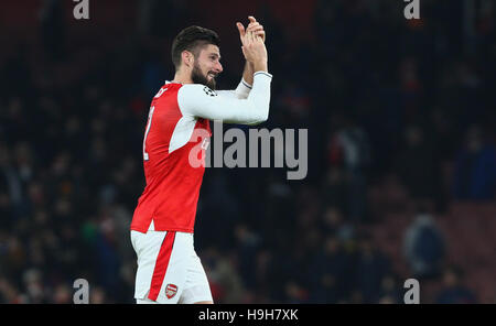 L'Emirates Stadium, Londres, Royaume-Uni. 23 Nov 2016. Olivier Giroud d'Arsenal applaudit les fans à la fin du jeu pendant le match de la Ligue des Champions entre Arsenal et le Paris Saint-Germain. Des photos au téléobjectif : Crédit / Alamy Live News Banque D'Images