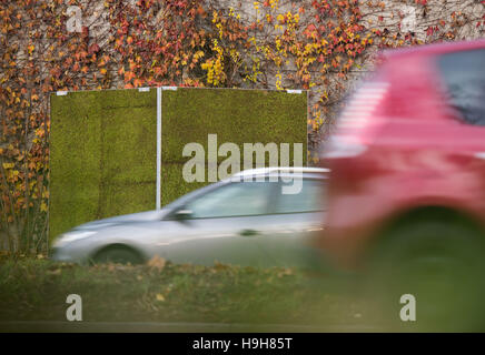 Stuttgart, Allemagne. 24 Nov, 2016. Voitures passer devant un mur de mousse, mettre en place que le projet-pilote pour la réduction de la pollution, la poussière fine sur Cannstatter-Strasse à Stuttgart, Allemagne, 24 novembre 2016. Les scientifiques de l'Universtity de Bonn a découvert dans les études de laboratoire que moss peut déposer et lier les fines particules de poussière de l'air. Photo : Lino Mirgeler/dpa/Alamy Live News Banque D'Images