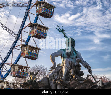 Berlin, Allemagne, 23 novembre 2016. Le Berliner Weihnachtzeit est un marché de Noël allemand situé autour de la vieille fontaine de Neptune (Neptunbrunnen) derrière l'Alexanderplatz. Les fêtes de fin d'étals de marché en bois sont situés entre le Rotes Rathaus (hôtel de ville rouge) et la Marienkirche. Une ambiance de fête est fourni par l'orgue de la musique, vin chaud, étals de vente d'art et d'artisanat, du pain cuit dans une boulangerie traditionnelle et de l'hydromel chaud servi de vases d'argile. Les visiteurs peuvent profiter d'une patinoire et les 50 mètres de haut, la grande roue avec des gondoles. Les enfants bénéficient de visites dans le zoo pour enfants, poney débarrasser Banque D'Images