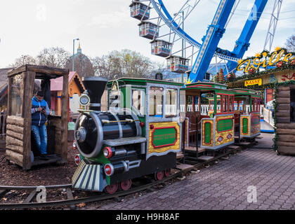 Berlin, Allemagne, 23 novembre 2016. Le Berliner Weihnachtzeit est un marché de Noël allemand situé autour de la vieille fontaine de Neptune (Neptunbrunnen) derrière l'Alexanderplatz. Les fêtes de fin d'étals de marché en bois sont situés entre le Rotes Rathaus (hôtel de ville rouge) et la Marienkirche. Une ambiance de fête est fourni par l'orgue de la musique, vin chaud, étals de vente d'art et d'artisanat, du pain cuit dans une boulangerie traditionnelle et de l'hydromel chaud servi de vases d'argile. Les visiteurs peuvent profiter d'une patinoire et les 50 mètres de haut, la grande roue avec des gondoles. Les enfants bénéficient de visites dans le zoo pour enfants, poney débarrasser Banque D'Images