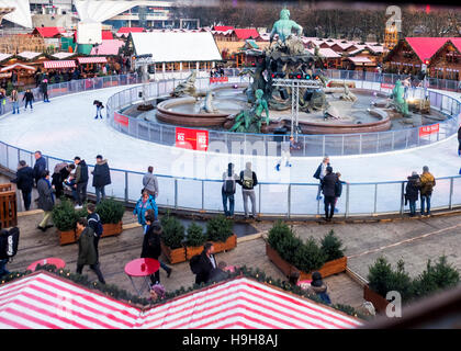 Berlin, Allemagne, 23 novembre 2016. Le Berliner Weihnachtzeit est un marché de Noël allemand situé autour de la vieille fontaine de Neptune (Neptunbrunnen) derrière l'Alexanderplatz. Les fêtes de fin d'étals de marché en bois sont situés entre le Rotes Rathaus (hôtel de ville rouge) et la Marienkirche. Une ambiance de fête est fourni par l'orgue de la musique, vin chaud, étals de vente d'art et d'artisanat, du pain cuit dans une boulangerie traditionnelle et de l'hydromel chaud servi de vases d'argile. Les visiteurs peuvent profiter d'une patinoire et les 50 mètres de haut, la grande roue avec des gondoles. Les enfants bénéficient de visites dans le zoo pour enfants, poney débarrasser Banque D'Images