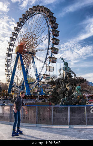 Berlin, Allemagne, 23 novembre 2016. Le Berliner Weihnachtzeit est un marché de Noël allemand situé autour de la vieille fontaine de Neptune (Neptunbrunnen) derrière l'Alexanderplatz. Les fêtes de fin d'étals de marché en bois sont situés entre le Rotes Rathaus (hôtel de ville rouge) et la Marienkirche. Une ambiance de fête est fourni par l'orgue de la musique, vin chaud, étals de vente d'art et d'artisanat, du pain cuit dans une boulangerie traditionnelle et de l'hydromel chaud servi de vases d'argile. Les visiteurs peuvent profiter d'une patinoire et les 50 mètres de haut, la grande roue avec des gondoles. Les enfants bénéficient de visites dans le zoo pour enfants, poney débarrasser Banque D'Images