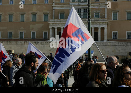 Athènes, Grèce. 24 novembre 2016. Un drapeau est agité PAME en dehors du parlement grec. Des milliers de Grecs ont suivi l'appel du Syndicat de l'ADEDY (Confédération des fonctionnaires) et le Parti communiste de Grèce (KKE) commerce des filiales à l'Union européenne le PAME (Front militant de All-Workers) et avant de lutte des étudiants (MAS) pour une grève de 24 heures des fonctionnaires en Grèce et une marche de protestation au Parlement grec à Athènes. Ils ont protesté contre la politique du gouvernement de plus de coupes et la réduction des droits des travailleurs. Crédit : Michael Debets/Alamy Live News Banque D'Images