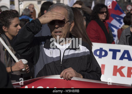 Athènes, Grèce. 24 Nov, 2016. Les manifestants en marche vers le Parlement grec tenant des banderoles et scandé des slogans contre le gouvernement. Les syndicats du secteur public ont organisé une grève de 24 heures et environ 5 000 personnes se sont rassemblées pour protester contre les compressions budgétaires et les réformes du droit du travail. Credit : Nikolas Georgiou/ZUMA/Alamy Fil Live News Banque D'Images