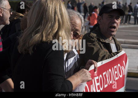 Athènes, Grèce. 24 Nov, 2016. Les manifestants en marche vers le Parlement grec tenant des banderoles et scandé des slogans contre le gouvernement. Les syndicats du secteur public ont organisé une grève de 24 heures et environ 5 000 personnes se sont rassemblées pour protester contre les compressions budgétaires et les réformes du droit du travail. Credit : Nikolas Georgiou/ZUMA/Alamy Fil Live News Banque D'Images